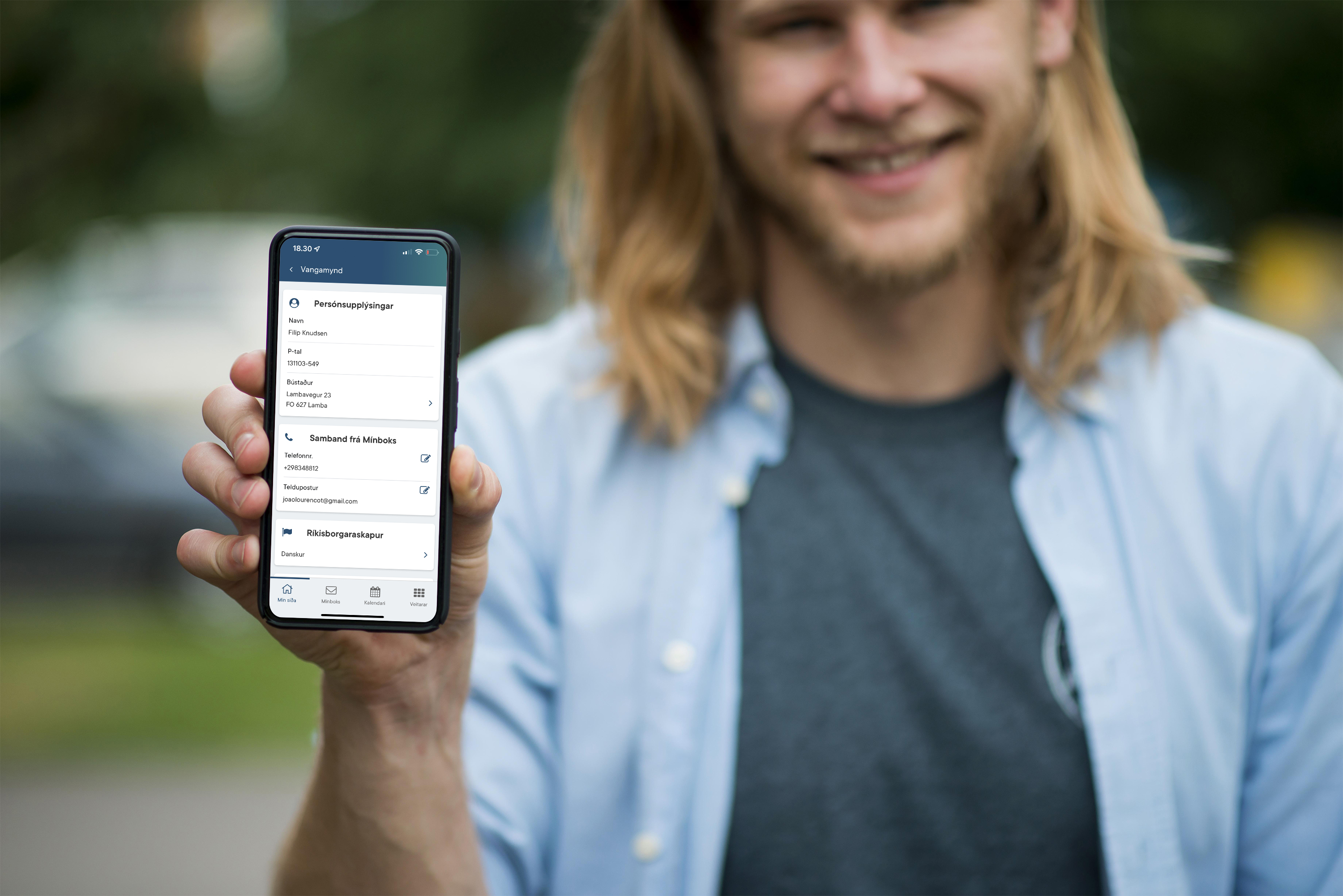 front-view-smiley-man-holding-smartphone-___